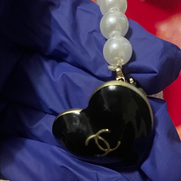 Elegant faux Pearl Necklace with Black Heart Pendant - Picture 5 of 17